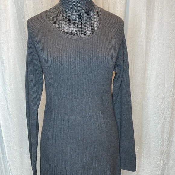 3 Sisters Gray Long Sleeve Pleated Dress Size Large - Picture 4 of 7